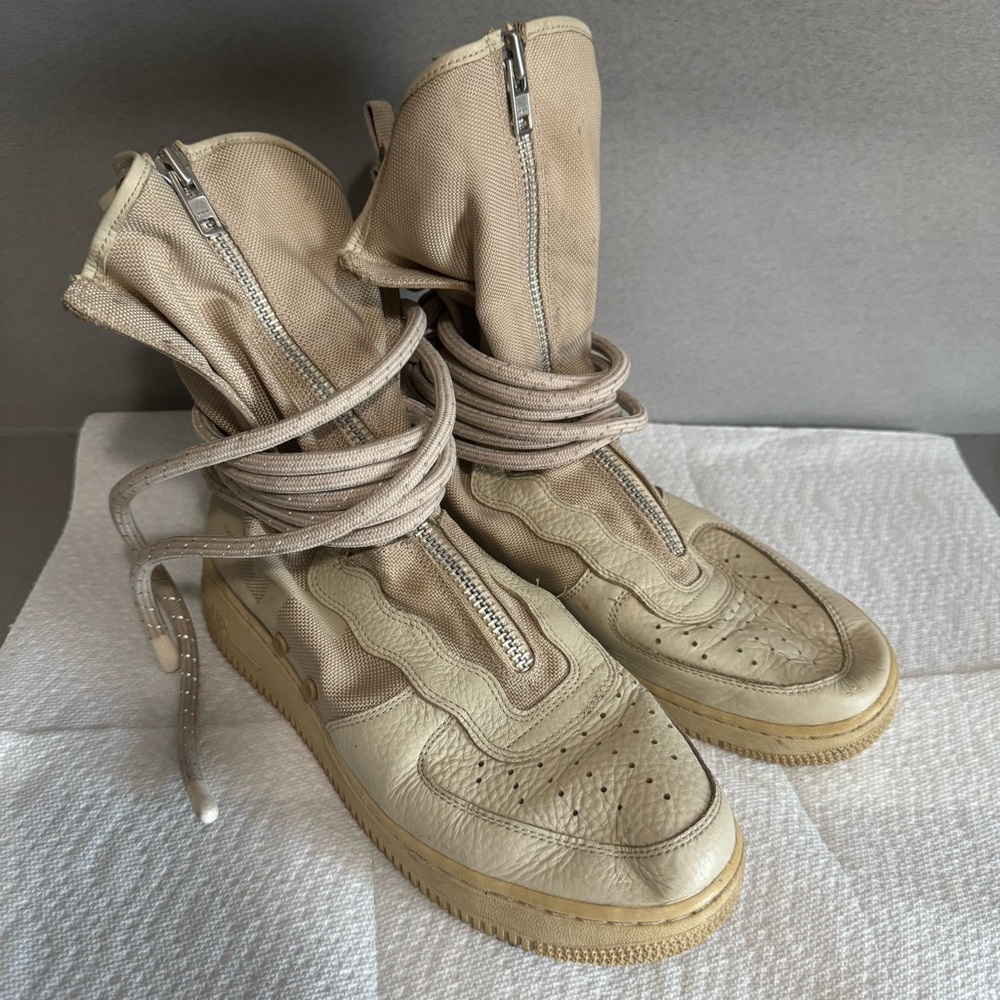 Size 9,5 - Nike W SF Air Force 1 HiRattan AA1128-200